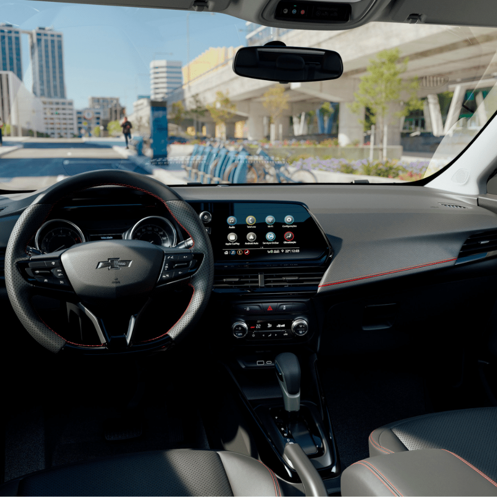 Imagem do interior do veículo da Chevrolet com detalhes premium de acabamento e tela multimidia com Car Play.